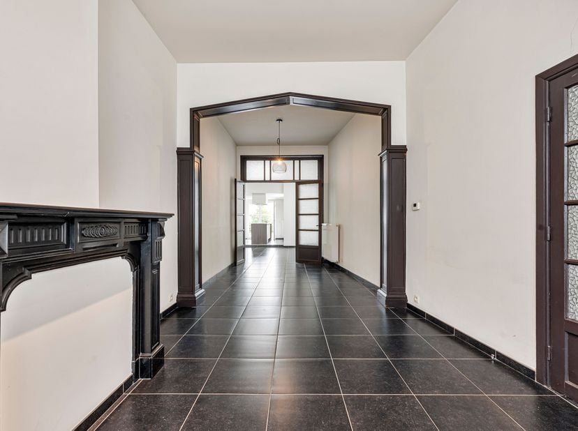 Charmante stadswoning in centrum Wevelgem te koop<br />
Je betreedt de woning via de inkomhal met toegang tot de kelder en een apart toilet. Vervolgen