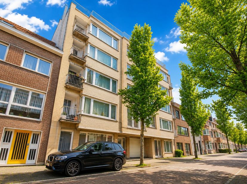 Bent u op zoek naar een ruim appartement met veel potentieel op een centrale ligging in Oostende? Dan is dit appartement, gelegen in de Nijverheidsstr