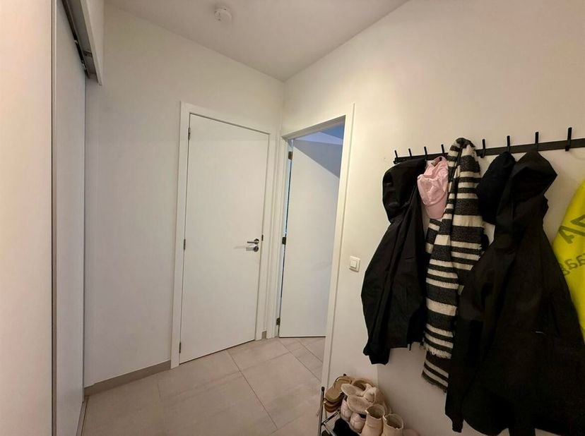 Ligging: Ideaal gelegen in rustige groene wijk, nabij op en-afrittencomplex Zuid <br />
Beschrijving: We betreden het appartement in de inkomhal met a