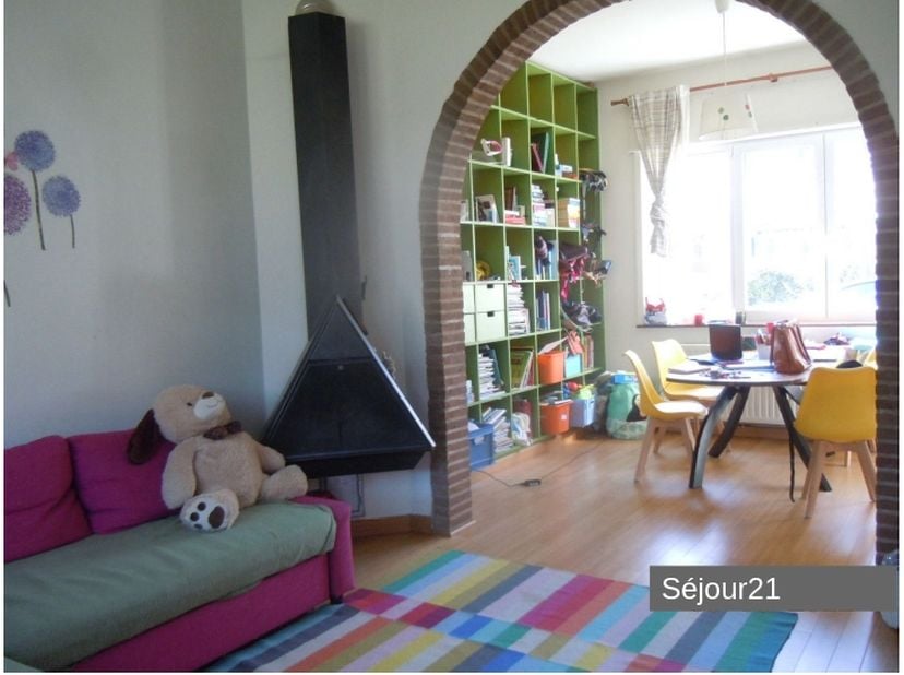 Maison mitoyenne calme et lumineuse, construite dans les années 1950 sur un terrain de 121 m2 dans un clos qui touche à la forêt de Soignes, 111 m² ha