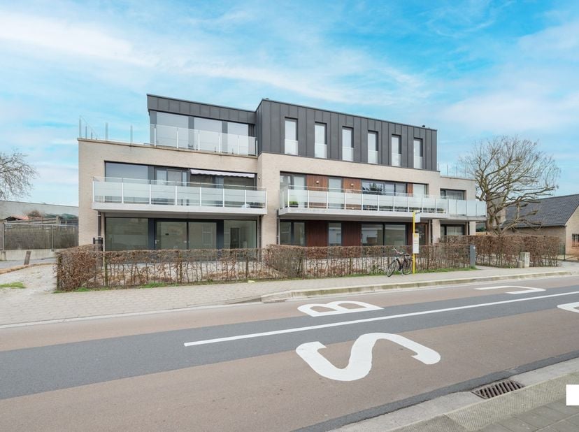 Ontdek dit nieuwe, instapklare tweeslaapkamer appartement op de gelijkvloerse verdieping van residentie 'St. Maertens Veld', beschikkende over een bew