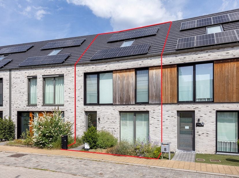 Op zoek naar een recente, energiezuinige gezinswoning waar u zonder zorgen kunt intrekken? Deze moderne BEN-woning uit 2022 combineert hedendaags woon