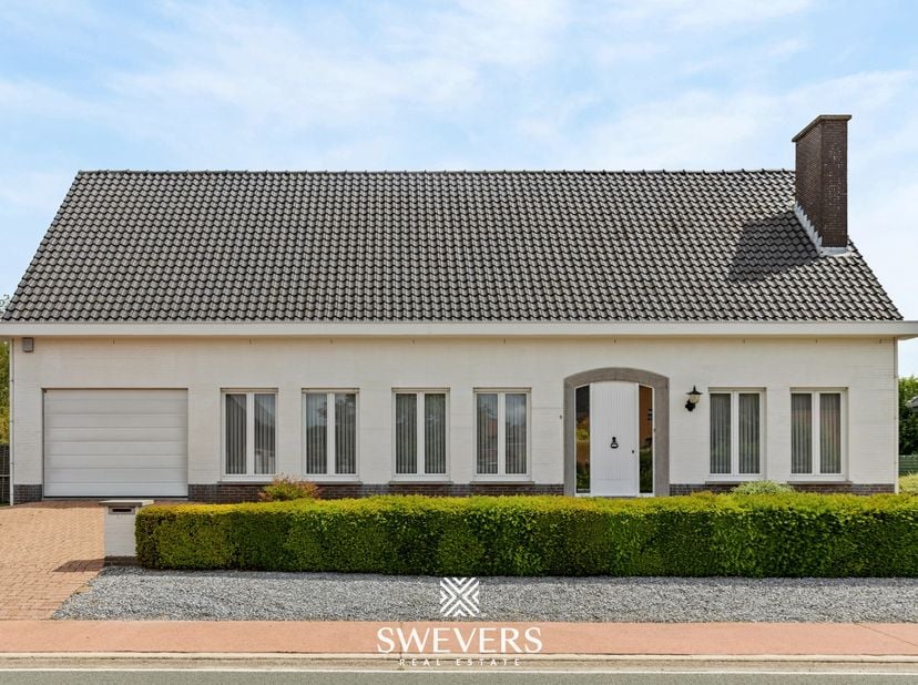 Voor meer info en fotos, surf naar www.swevers.be  Deze instapklare open bebouwing in Beverlo biedt 180 m² wooncomfort op een mooi perceel van 1.165 m