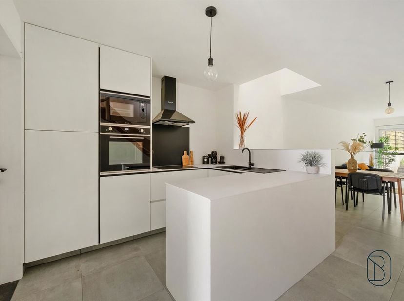 Stijlvol wonen in hartje Spiere! Mooie nieuwbouwwoning met 3 slaapkamers, 2 badkamers en tuin! <br />
Centraal gelegen in de nabijheid van scholen, w