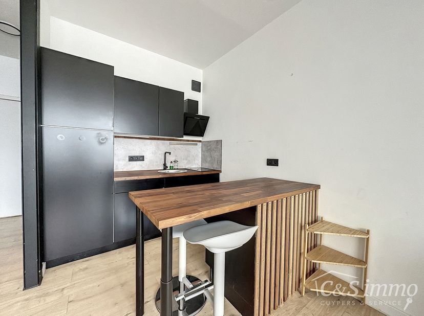 Vous recherchez un investissement intéressant avec une plus-value ? Ce studio, qui offre un beau potentiel de rénovation, est idéalement situé près de