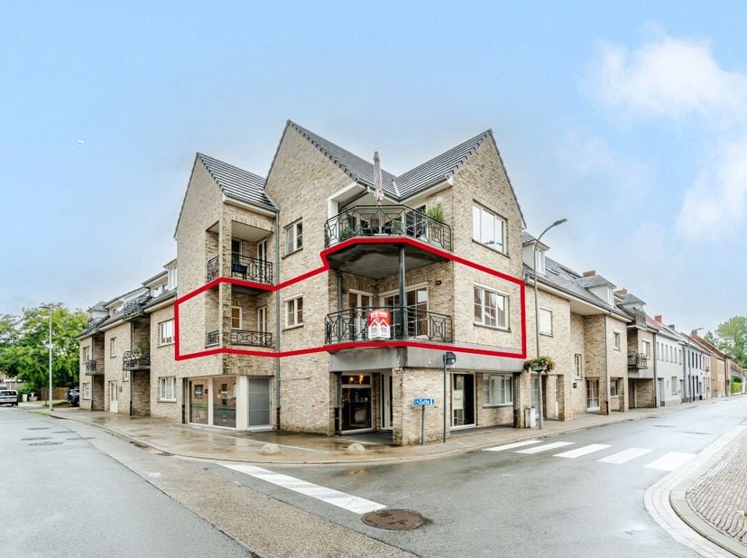 Appartement spacieux et bien entretenu au centre dOeselgem avec grand garage et espace de rangement pratique. Cet appartement construit en 2004 combin