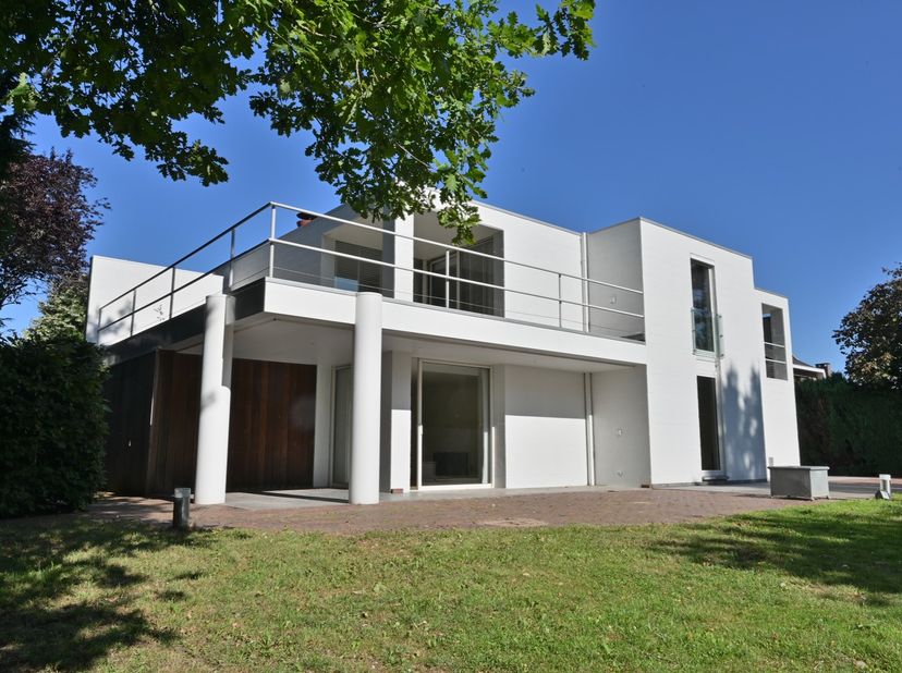 Moderne villa uit 1993 met zonnepanelen, rustig en residentieel gelegen op een perceel van 1.303&amp;nbsp;m² in geliefde woonomgeving te Lanaken-Neerharen