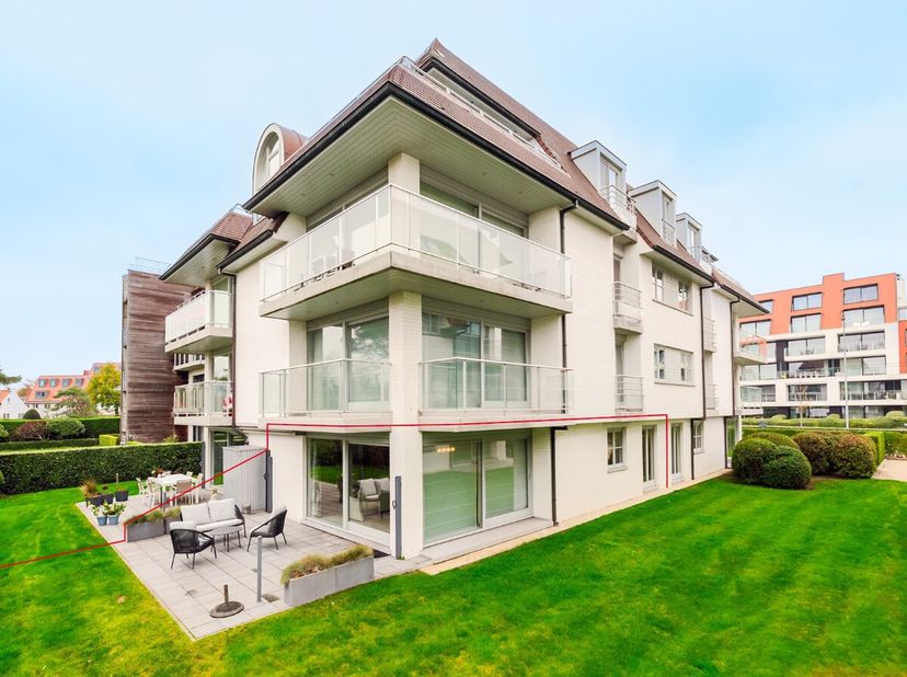 Ervaar alle comfort in dit ruime gelijkvloerse hoekappartement met twee slaapkamers, groot zonneterras en mooie tuin. Gelegen aan de rand van het park