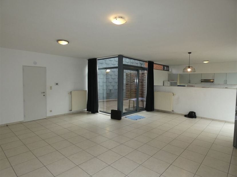Magnifique appartement duplex situé au centre-ville de Leuze-en-Hainaut avec 2 très belles terrasses. <br />
Ce bien offrant une superficie habitable