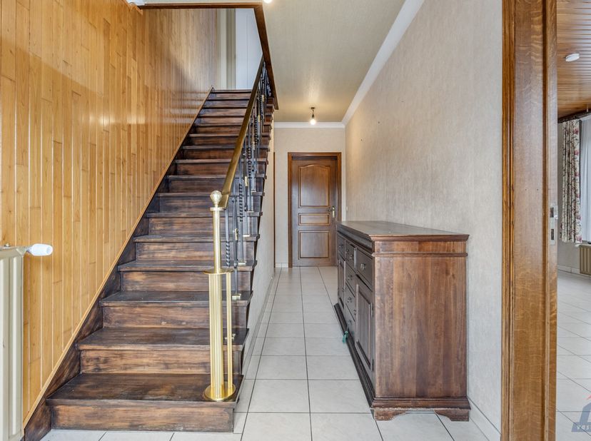Op zoek naar een woning met potentieel die je volledig naar eigen smaak en wensen kan opfrissen of renoveren? Deze open bebouwing, gelegen aan de Park