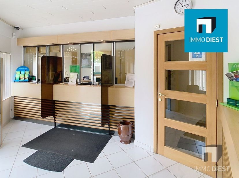 Immo Diest biedt op deze strategische ligging een gelijkvloerse kantoorruimte van 180 m² te koop aan.<br />
<br />
Troeven:<br />
- pand is momente