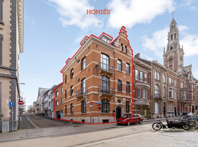 Op slechts een steenworp van het Ladeuzeplein, in de mooiste straat van Leuven, treffen we deze uitzonderlijke studentenresidentie. Het pand, met een