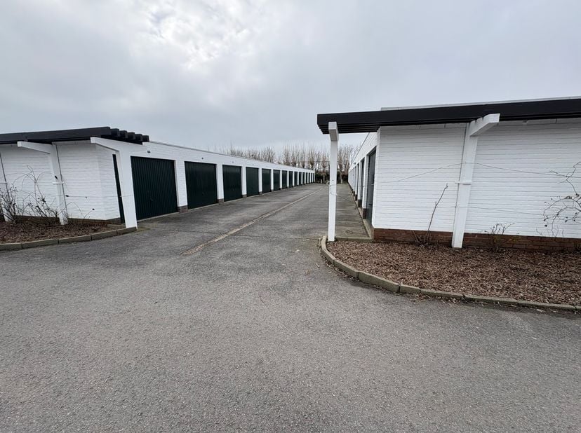 Deze ruime garage is gelegen in Duinenweg 541, t Jonckershof, in Westende Bad, en biedt een comfortabele en praktische parkeeroplossing op een uitstek