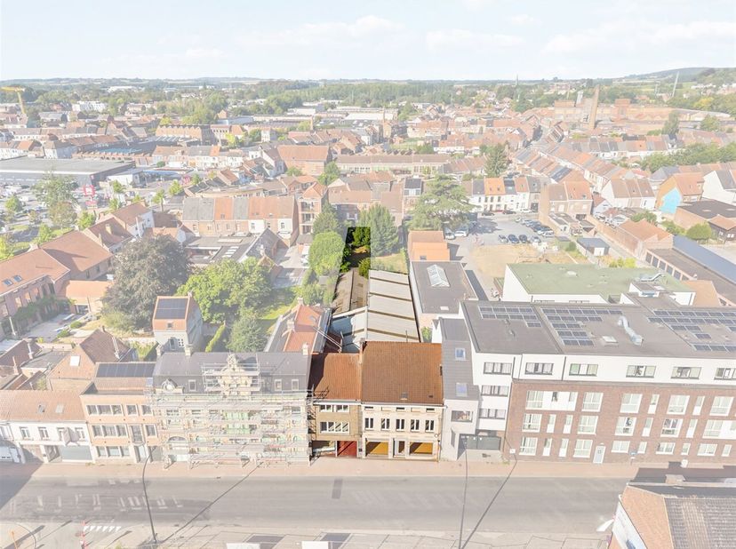 Commercieel gelegen eigendom nabij het centrum van Ronse met uitzonderlijk veel potentieel.<br />
Gelegen aan de Kruisstraat 18-20, op een goed zichtb
