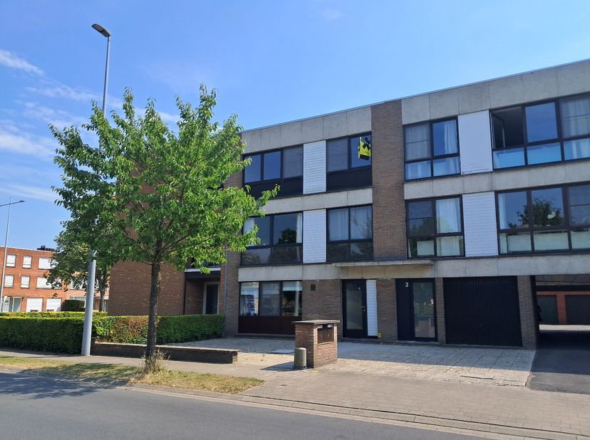 Dit appartement in Male (Sint-Kruis) geniet van een bijzonder gunstige ligging, ideaal voor wie comfortabel en centraal wil wonen.<br />
Met een mobis