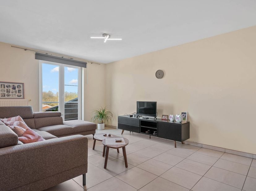 Dit ruim en lichtrijk appartement is gelegen op de bovenste verdieping van residentie Reynaert (ruime lift aanwezig in het gebouw) en is rustig maar c
