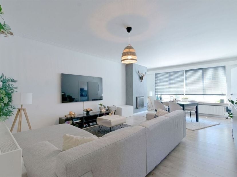 JACQ. Real Estate stelt u graag dit verzorgde appartement voor op een uitstekende locatie in Mortsel, vlakbij belangrijke invalswegen, winkels en het