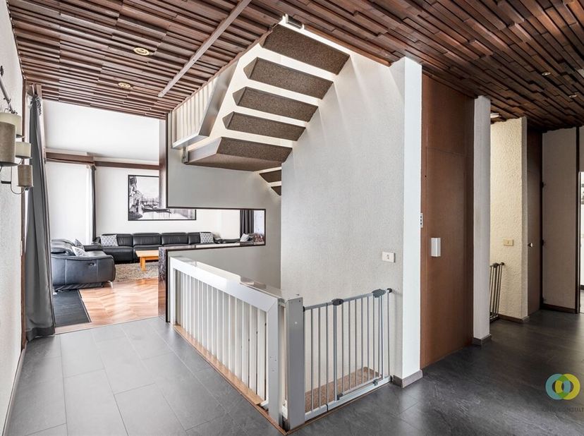 Situé au coeur de Vilvoorde, à quelques pas de la gare et de l'avenue Franklin Roosevelt, ce duplex des années 70 offre une combinaison unique d'espac