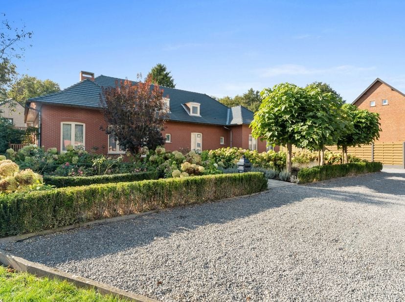 Deze moderne villa in de rustige Trompetstraat in Koersel biedt een zee aan ruimte en mogelijkheden. Dankzij de bijna 300 m² woonoppervlakte en de vol