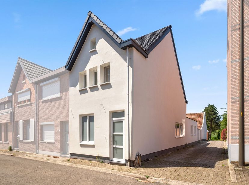 Située dans une rue calme, avec vue sur des terres agricoles et un espace naturel, cette maison semi-ouverte rénovée se trouve à seulement 2,3 km de l