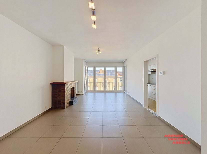 Dit charmante appartement in Sint-Andries biedt een perfect combinatie van comfort en uitstraling. Het appartement beschikt over 2 ruime slaapkamers.