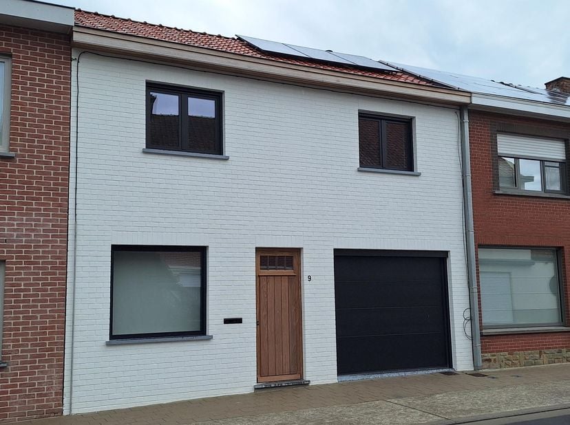 Volledig gerenoveerde rijwoning op 268m² grondoppervlak<br />
<br />
Voorzien van:<br />
<br />
EPC label A<br />
Zonnepanelen en ventilatiesysteem C<