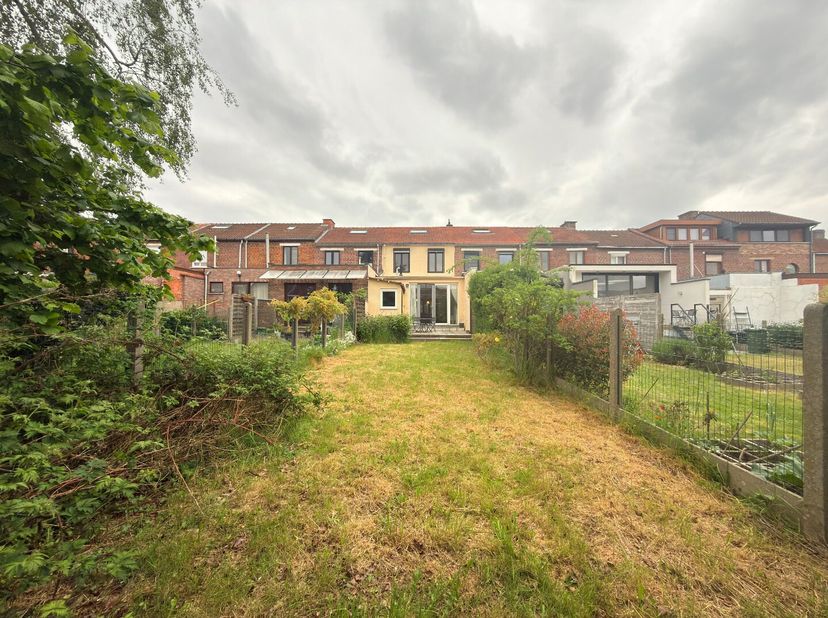Planifiez votre visite via www.polares.eu!<br />
Cette charmante maison se trouve dans un quartier calme, à quelques minutes du centre de Louvain et d