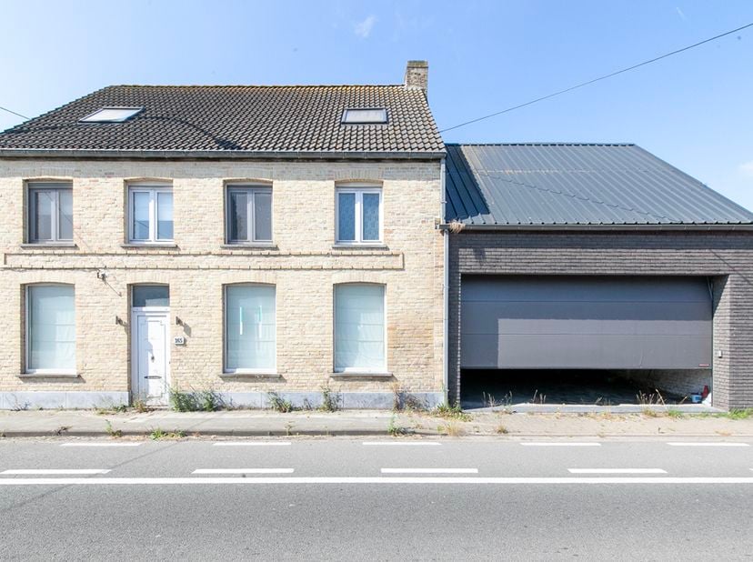 WONING MET TUIN EN GARAGE<br />
<br />
Centraal gelegen, lichtrijke ruime HOB met tuin, garage en zonnepanelen. Goede bereikbaarheid via E40.<br />
<b
