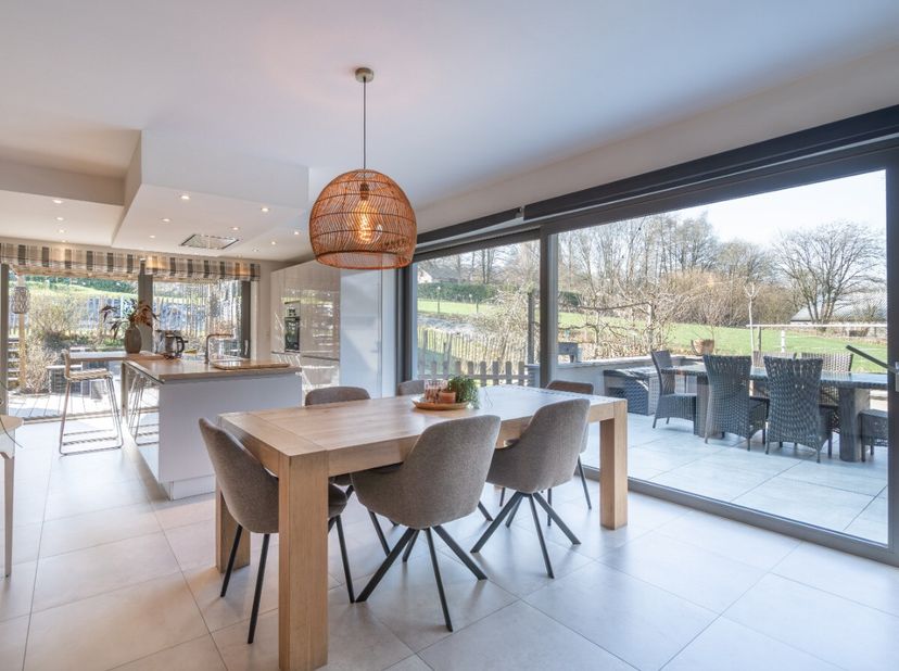 ERA B-LUX biedt u deze recente en moderne woning aan, gelegen in Neuville, in de gemeente Vielsalm, in een rustige en groene omgeving op korte afstand
