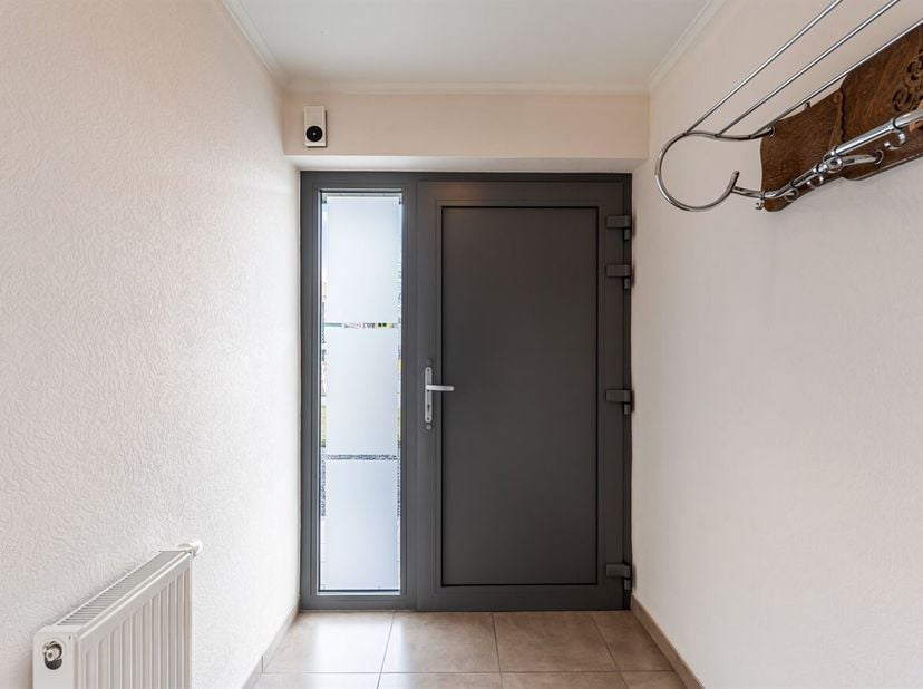 Bij het betreden van deze woning komt u terecht in de inkomhal die u verwelkomt en meteen toegang biedt tot de aangename leef- en eetruimte. Deze lich