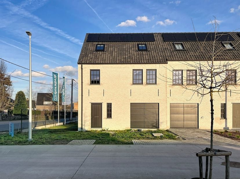 Op slechts 1,2 km van de grens met Lokeren bevindt zich deze doodlopende verkaveling 'Biezenhof' te Beervelde waar we 13 uiterst energiezuinige woning