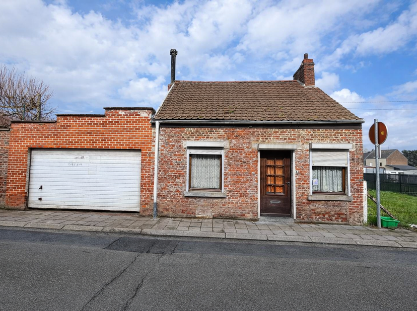 Le Roeulx, située dans le village de Ville-sur-Haine, cette charmante maison 4 façades à rénover offre un beau potentiel daménagement.<br />
Elle se c