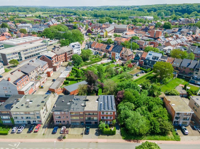 Op een unieke ligging in Aarschot vindt u deze ruime halfopen opbrengsteigendom met sterke renovatiekans. Het gebouw is vergund als appartementsgebouw
