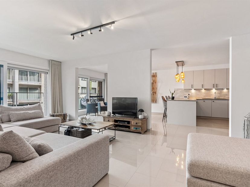 Zeer ruim appartement met 3 slaapkamers, nabij het strand te Mariakerke en dichtbij Oostende.<br />
Energiezuinig en recent 3-slaapkamerappartement va
