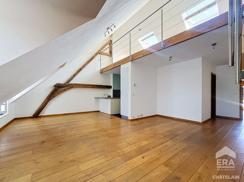 Brussel: Appartement met 1 slaapkamer + mezzanine en groot terras te huur aan het Martelarenplein Gelegen aan het prestigieuze Martelarenplein, in het