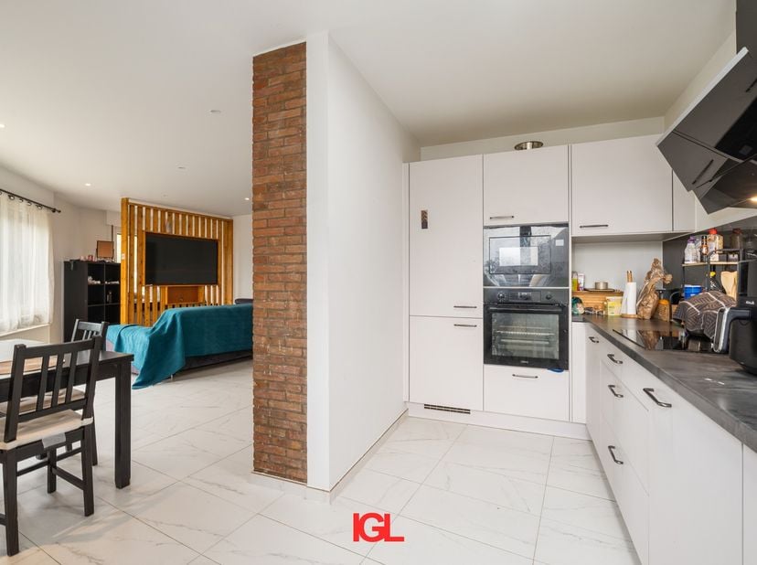 Cet appartement prêt à emménager, situé au rez-de-chaussée à Ruisbroek, à la frontière de la commune Lot, offre une excellente combinaison de confort,