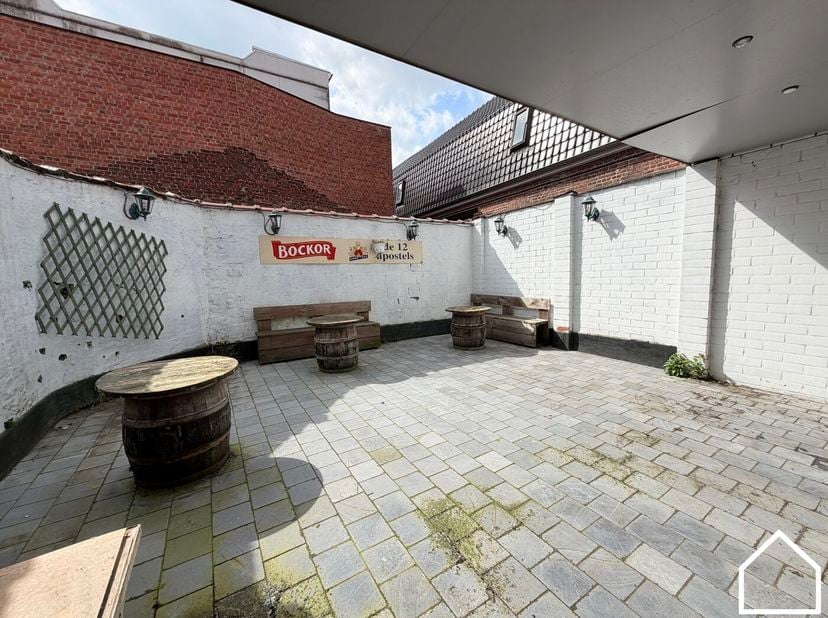 Ontdek dit veelzijdige eigendom met tal van mogelijkheden op 75m van de Grote Markt: een ruime caféruimte gecombineerd met een comfortabele woonst, id