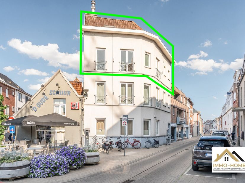 Ben je op zoek naar een duplex dakappartement vlakbij het centrum van Lokeren ? Dan is dit allicht je kans ! Via zowel lift als trap kom je tot in je