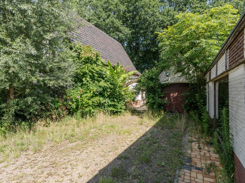 Gelegen aan de St. Antoniusweg in Neerpelt, biedt deze opengezinswoning een perfecte combinatie van ruimte, comfort en een aantrekkelijke ligging. Het