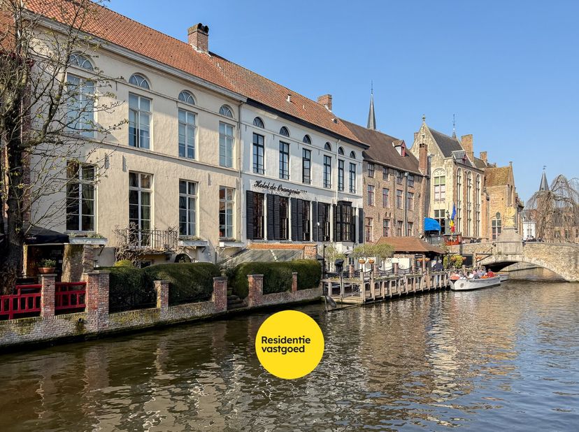 Op een absolute toplocatie aan de Dijver, naast het Groeningemuseum en het Arentshof, in het hart van het historische Brugge, bevindt zich dit karakte
