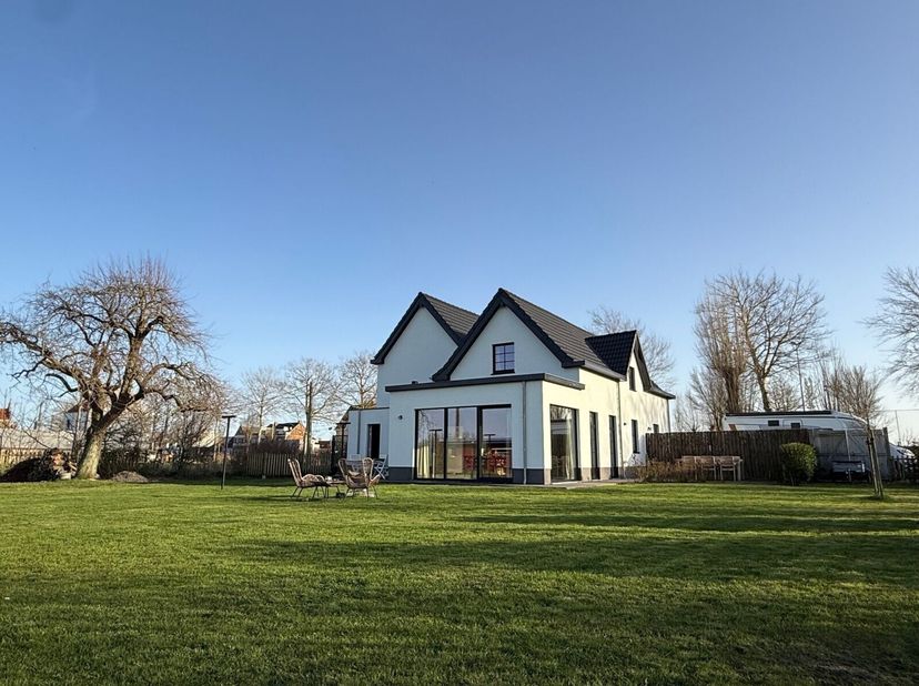 Prachtig gerenoveerde landelijke villa, waar rust, ruimte en comfort harmonieus samenkomen. Gelegen op een unieke locatie.Deze woning werd uiterst ene