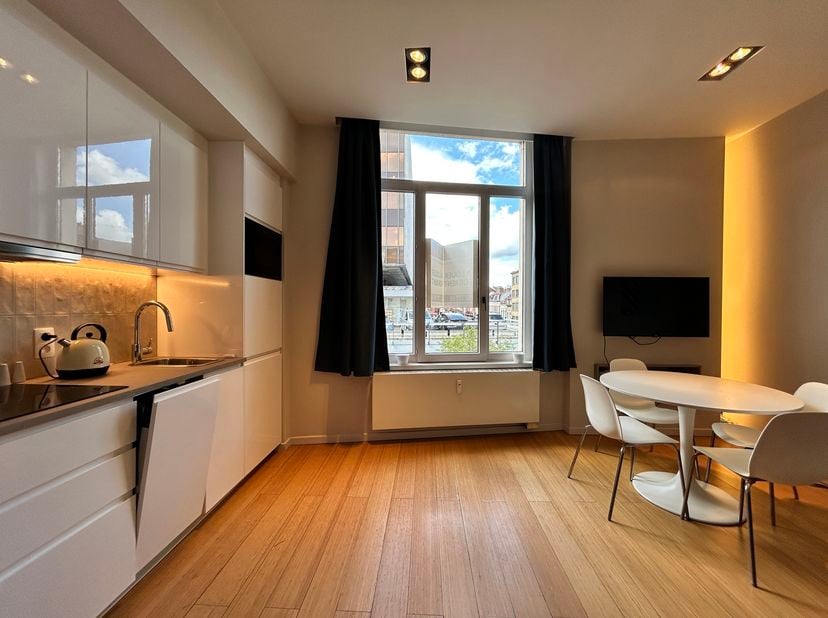 IXELLES, dans le quartier très prisé de la Place du Châtelain, proche des transports en commun. Ce lumineux APPARTEMENT (1ch/1sdd) meublé de caractère
