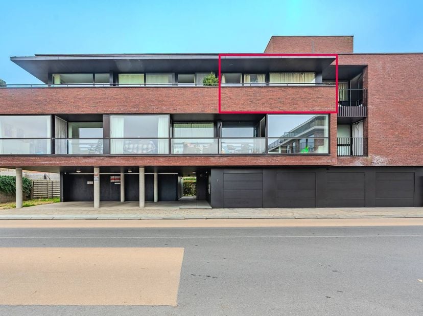 Dit instapklaar appartement is gelegen op de tweede verdieping langs de Spuikomlaan te Bredene. <br />
<br />
Indeling: <br />
- inkomhal<br />
- lich