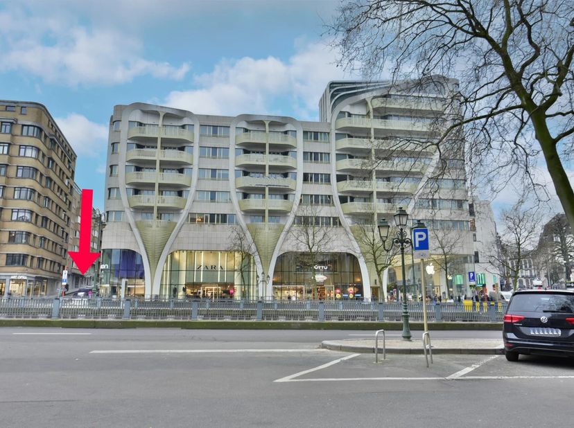 Veilige investering in het hart van Elsene! Commercieel gelijkvloers van ±80 m² met private kelder (±8 m²), ideaal gelegen in de Riddersstraat, op enk
