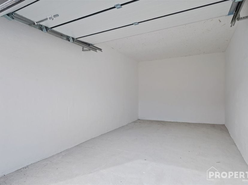 Te koop: garagebox in verzorgd complex Wevelgem<br />
<br />
Deze garagebox maakt deel uit van een verzorgd complex met vlotte in- en uitgang.<br />