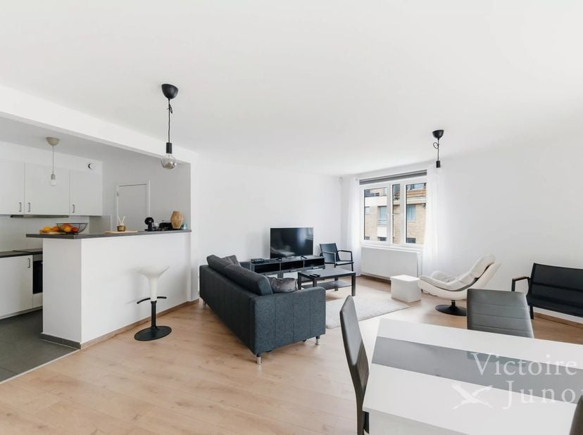 Appartement 2 chambres spacieux et lumineux en excellent état<br />
Hall d'entrée, WC et lave-mains<br />
Réceptions +/-27m2, accès terrasse Sud 10m²<