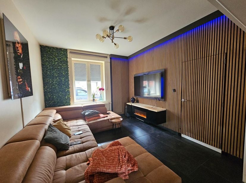 Gezellige en volledig gerenoveerde woning te Maasmechelen.<br />
<br />
Deze halfopen gezinswoning is volledig gerenoveerd en heeft daarnaast een idea