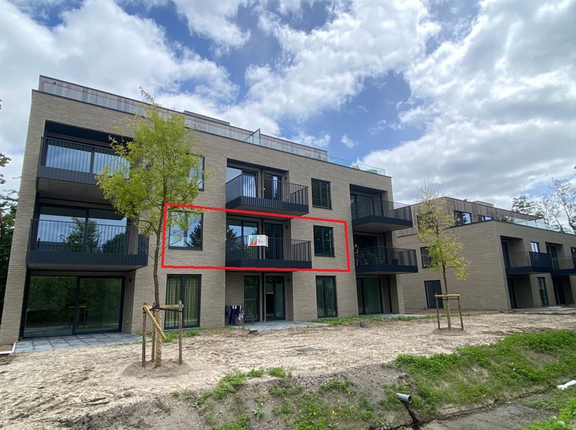 Dit prachtige nieuwbouwappartement is gelegen op een zeer gunstige locatie in Hechtel. Het appartement is telt 2 slaapkamers en is voorzien van de nie