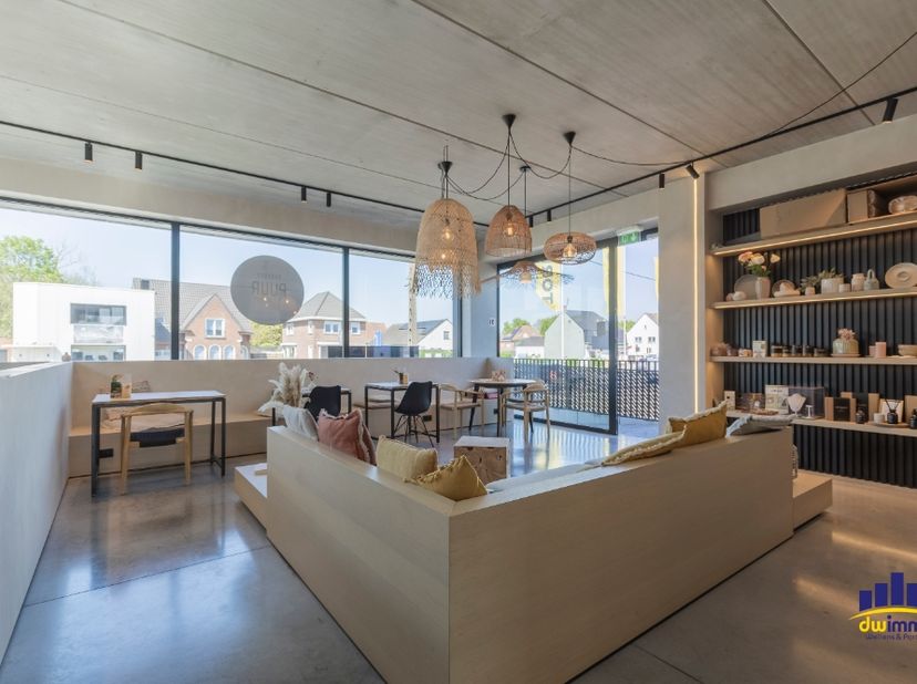 Ben je op zoek naar een unieke horecazaak met karakter en potentieel? Deze volledig eetloft - momenteel een&amp;nbsp;ontbijt- en lunchbar&amp;nbsp;is per dire