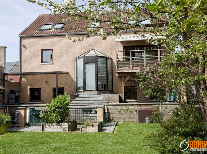 Multifunctionele woning in het hart van Erquelinnes! Ideaal voor commercieel, professioneel en residentieel gebruik!<br />
13m voorgevel - 4 privé par